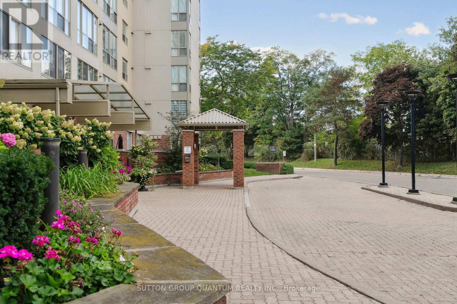 611 - 1110 Walden Circle, Mississauga (Clarkson), Ontario  L5J 4R3 - Photo 2 - W12433265