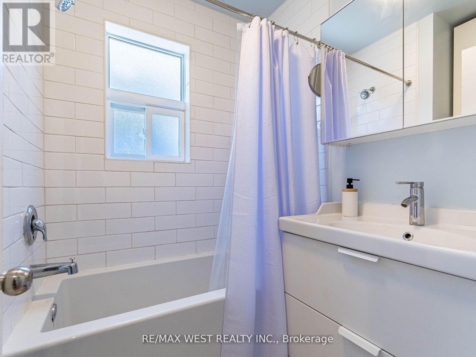 76 Laburnham Avenue, Toronto, Ontario  M8W 1S8 - Photo 18 - W12433270