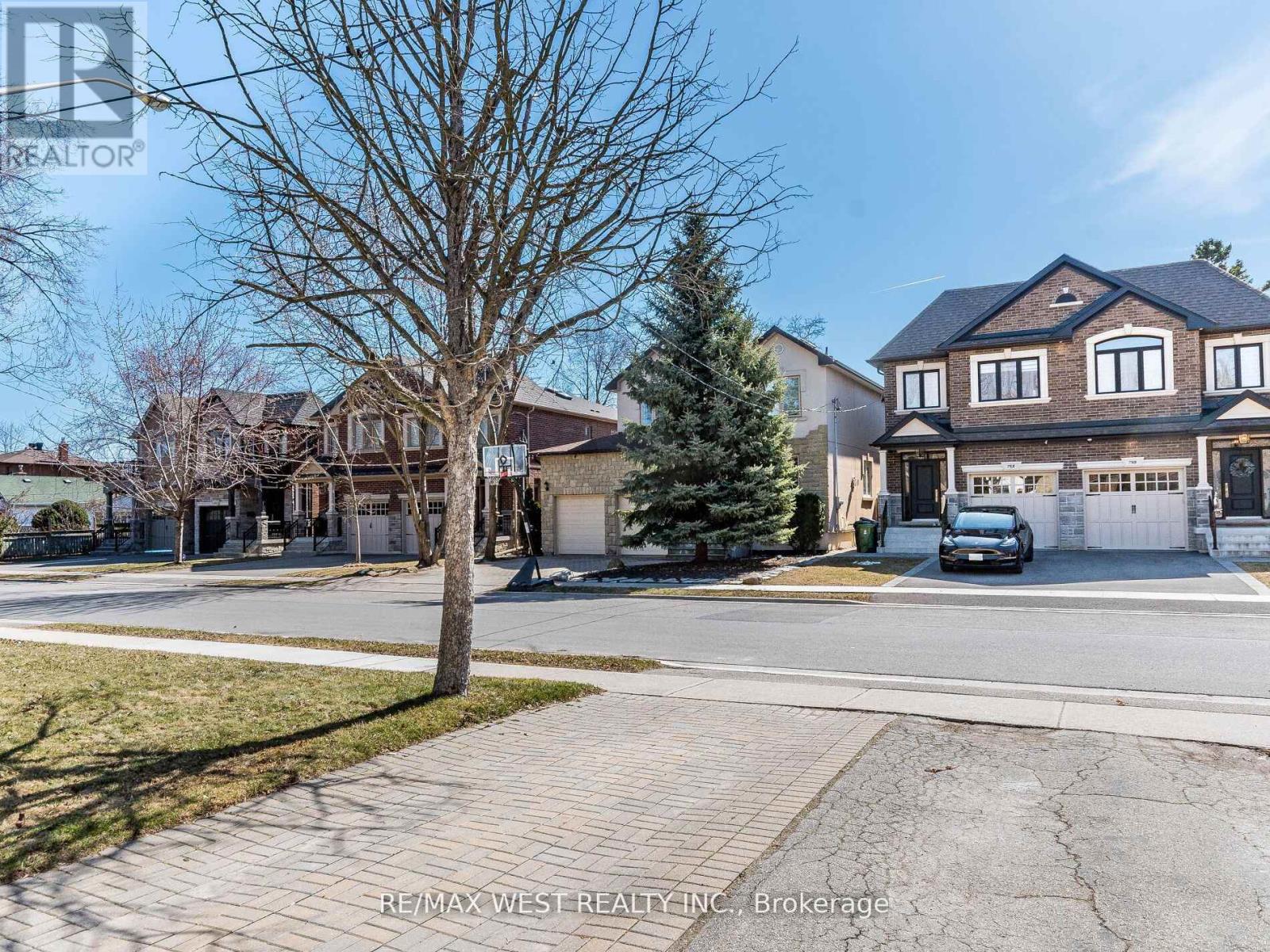 76 Laburnham Avenue, Toronto, Ontario  M8W 1S8 - Photo 33 - W12433270