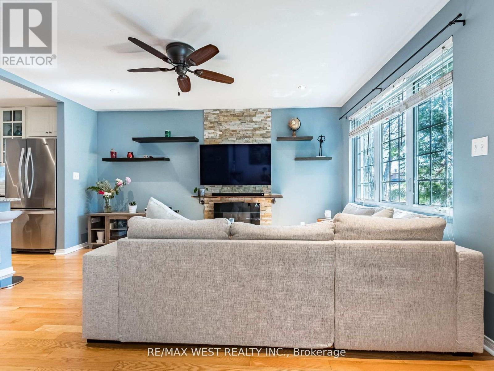 76 Laburnham Avenue, Toronto, Ontario  M8W 1S8 - Photo 4 - W12433270