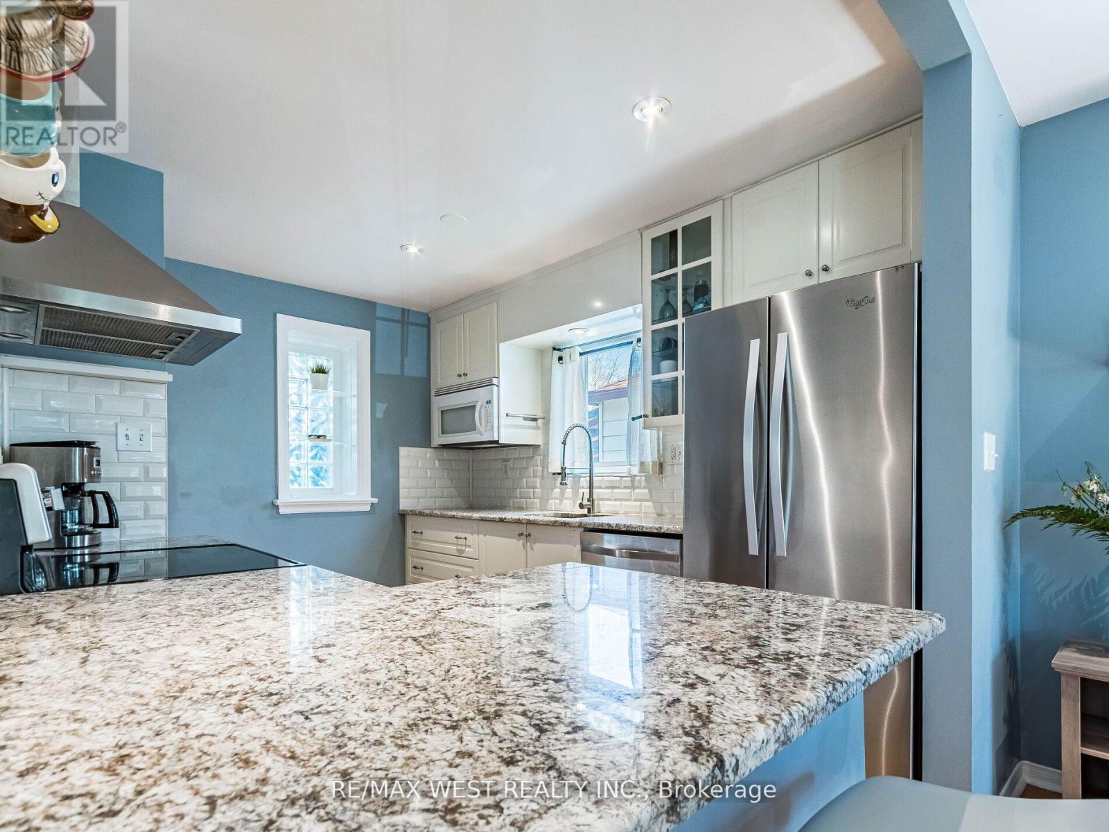 76 Laburnham Avenue, Toronto, Ontario  M8W 1S8 - Photo 49 - W12433270