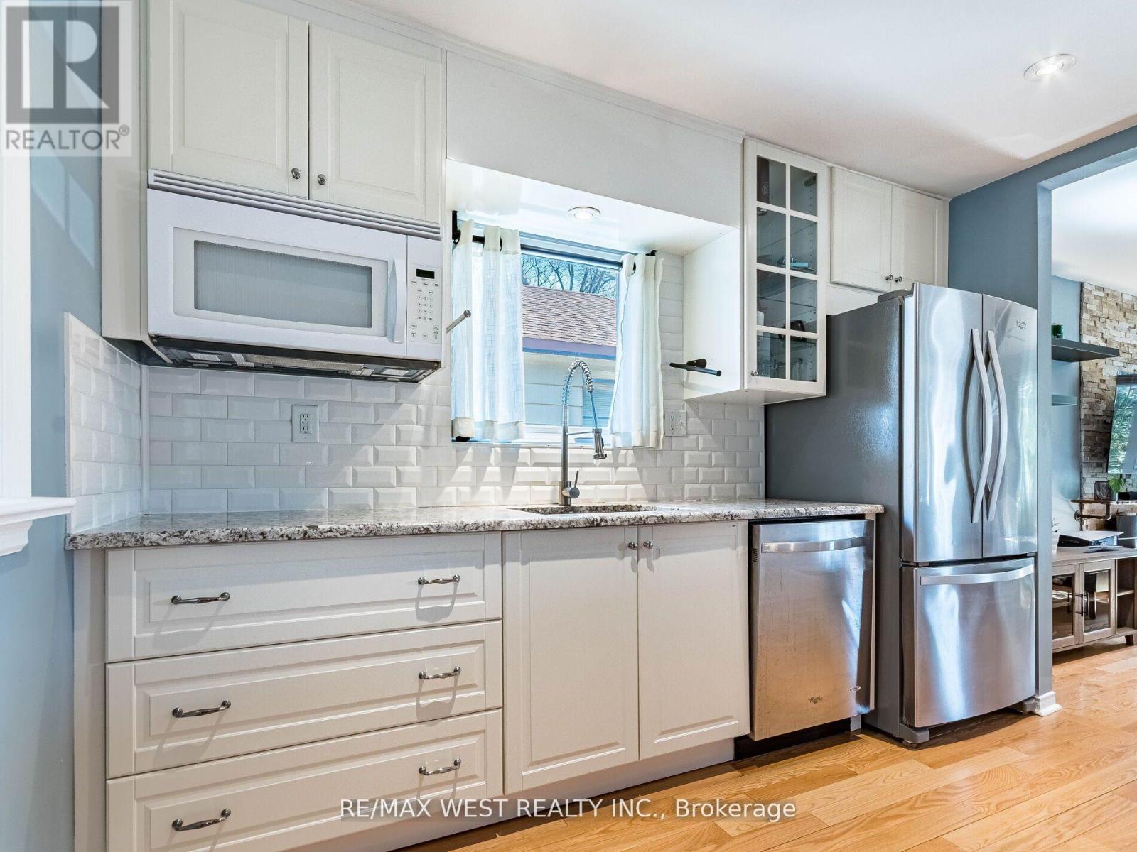 76 Laburnham Avenue, Toronto, Ontario  M8W 1S8 - Photo 5 - W12433270