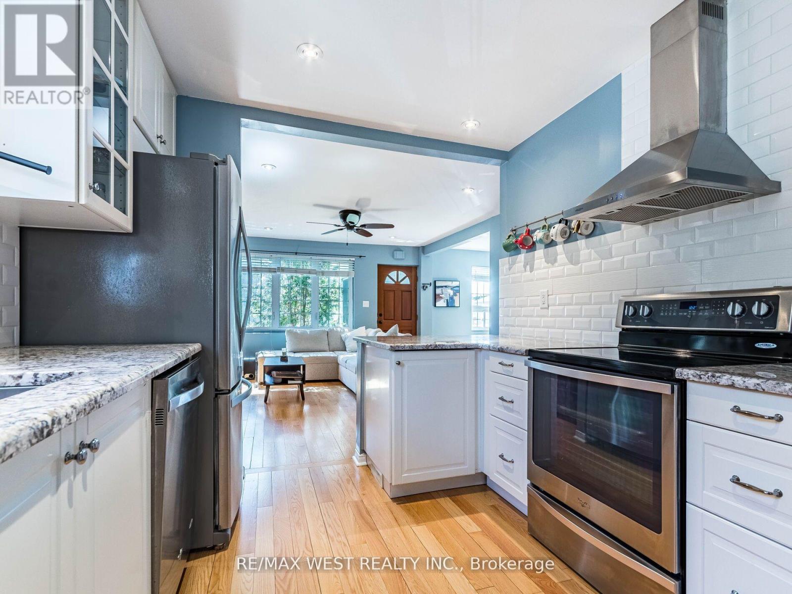 76 Laburnham Avenue, Toronto, Ontario  M8W 1S8 - Photo 7 - W12433270