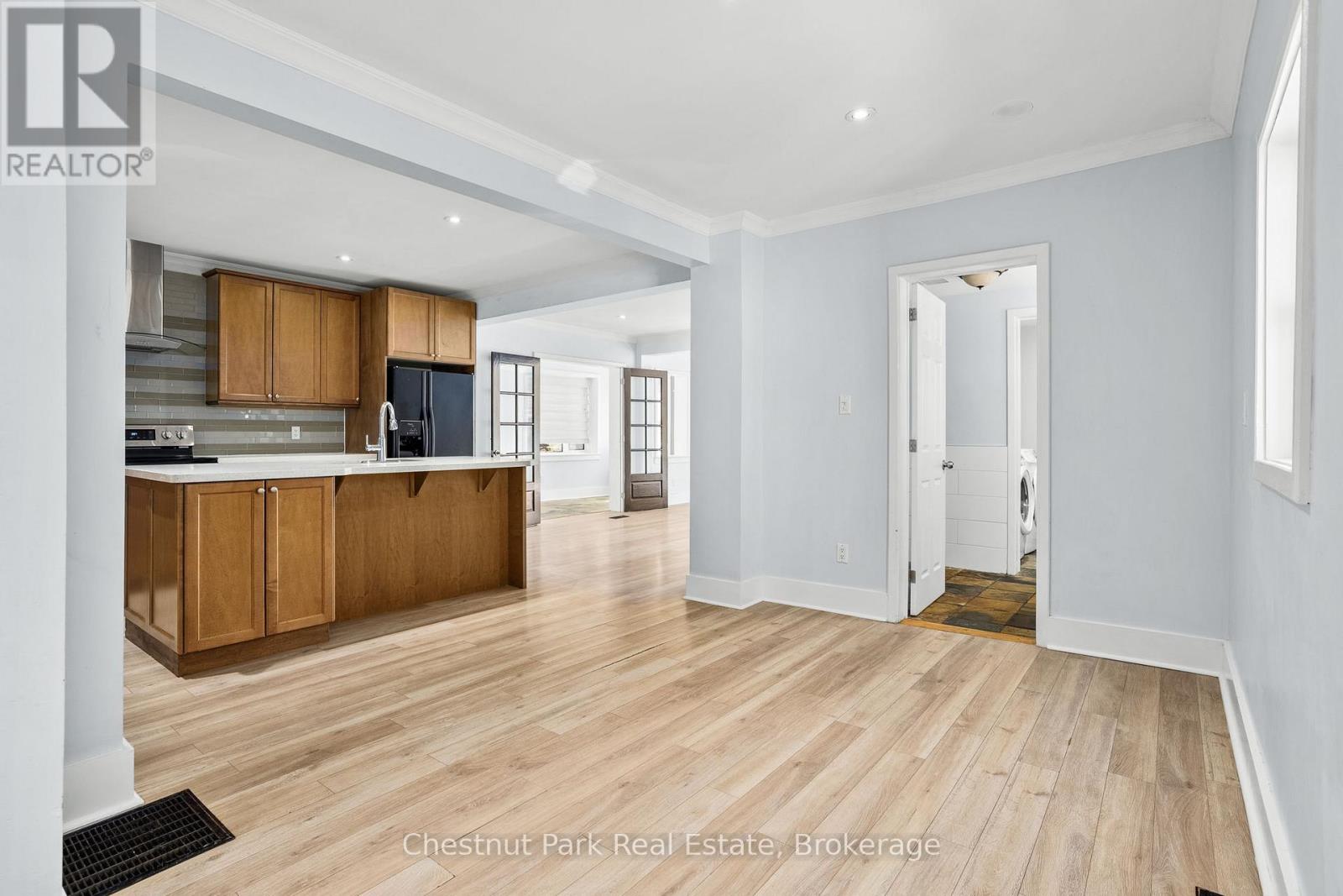 615 Bay Street, Gravenhurst, Ontario  P1P 1G8 - Photo 4 - X12397217