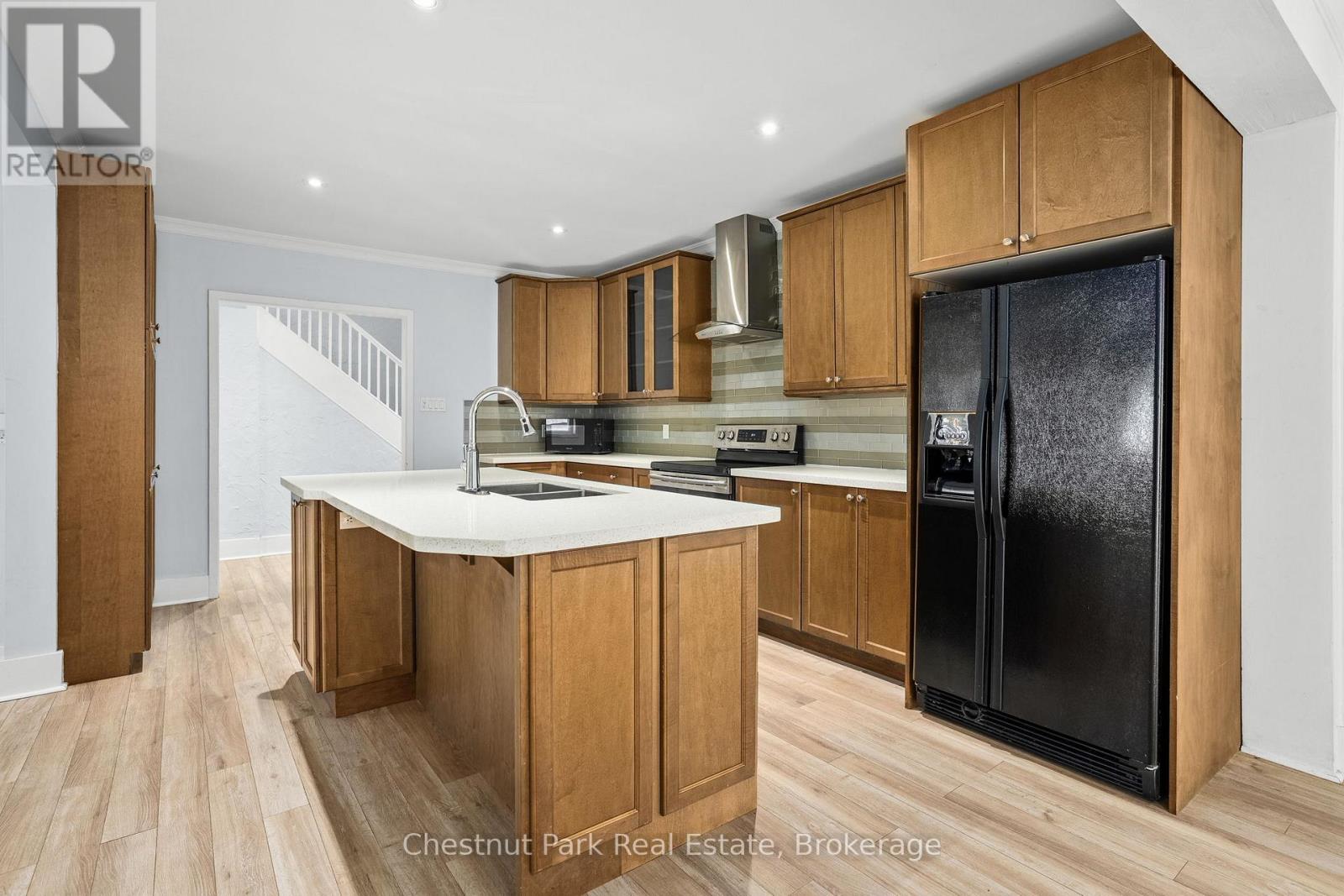 615 Bay Street, Gravenhurst, Ontario  P1P 1G8 - Photo 5 - X12397217