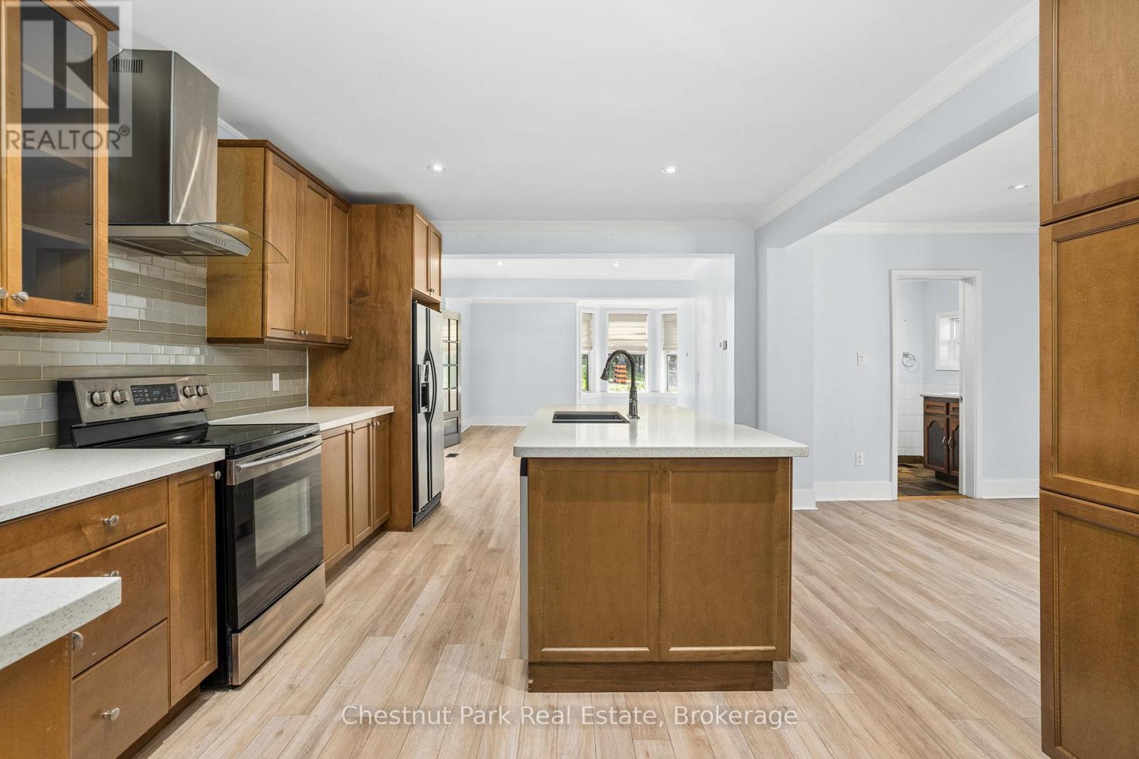 615 Bay Street, Gravenhurst, Ontario  P1P 1G8 - Photo 6 - X12397217