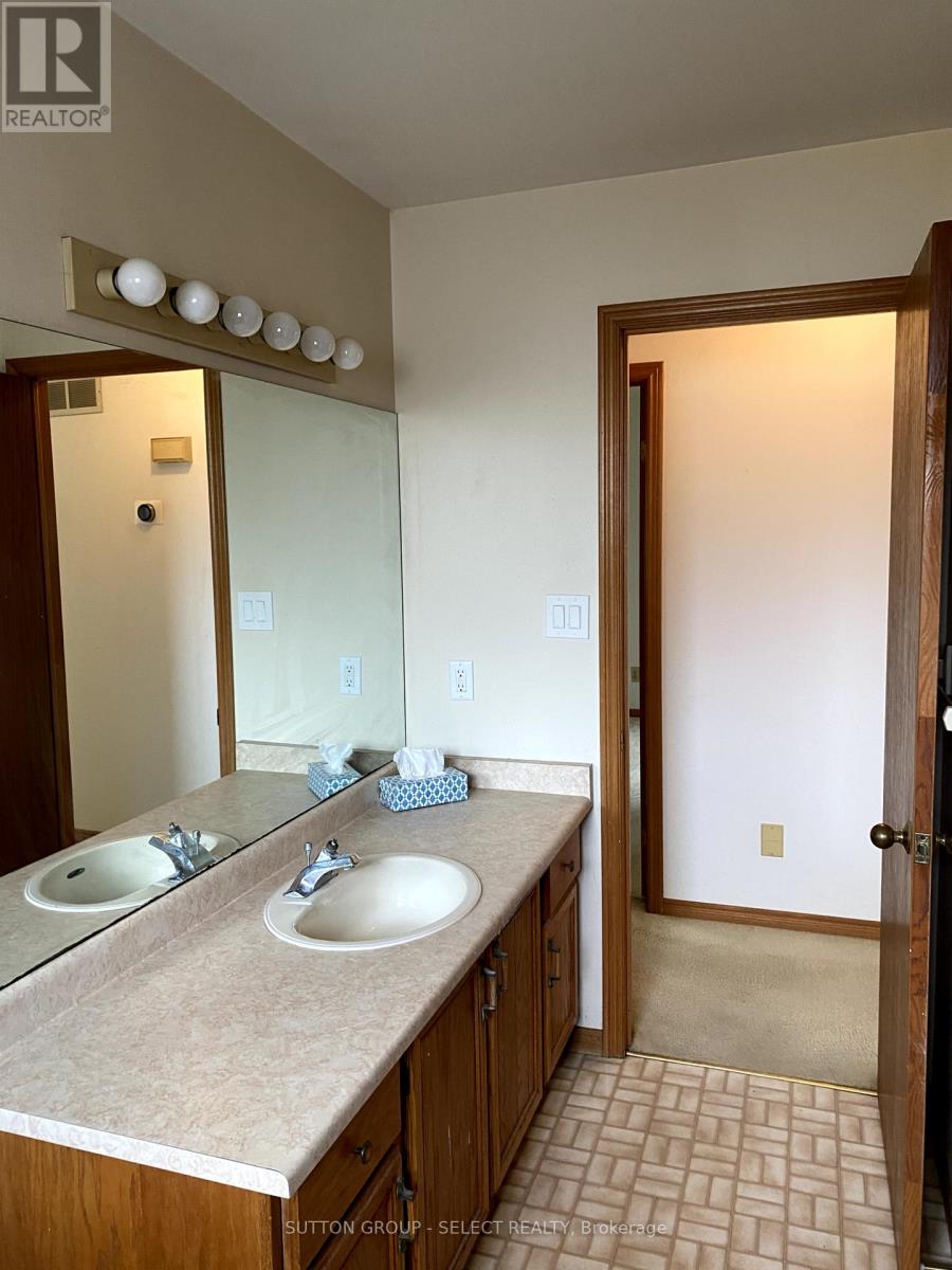 8579 Glendon Drive, Strathroy-Caradoc, Ontario  N0L 1W0 - Photo 10 - X12432502