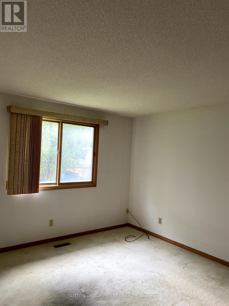 8579 Glendon Drive, Strathroy-Caradoc, Ontario  N0L 1W0 - Photo 12 - X12432502