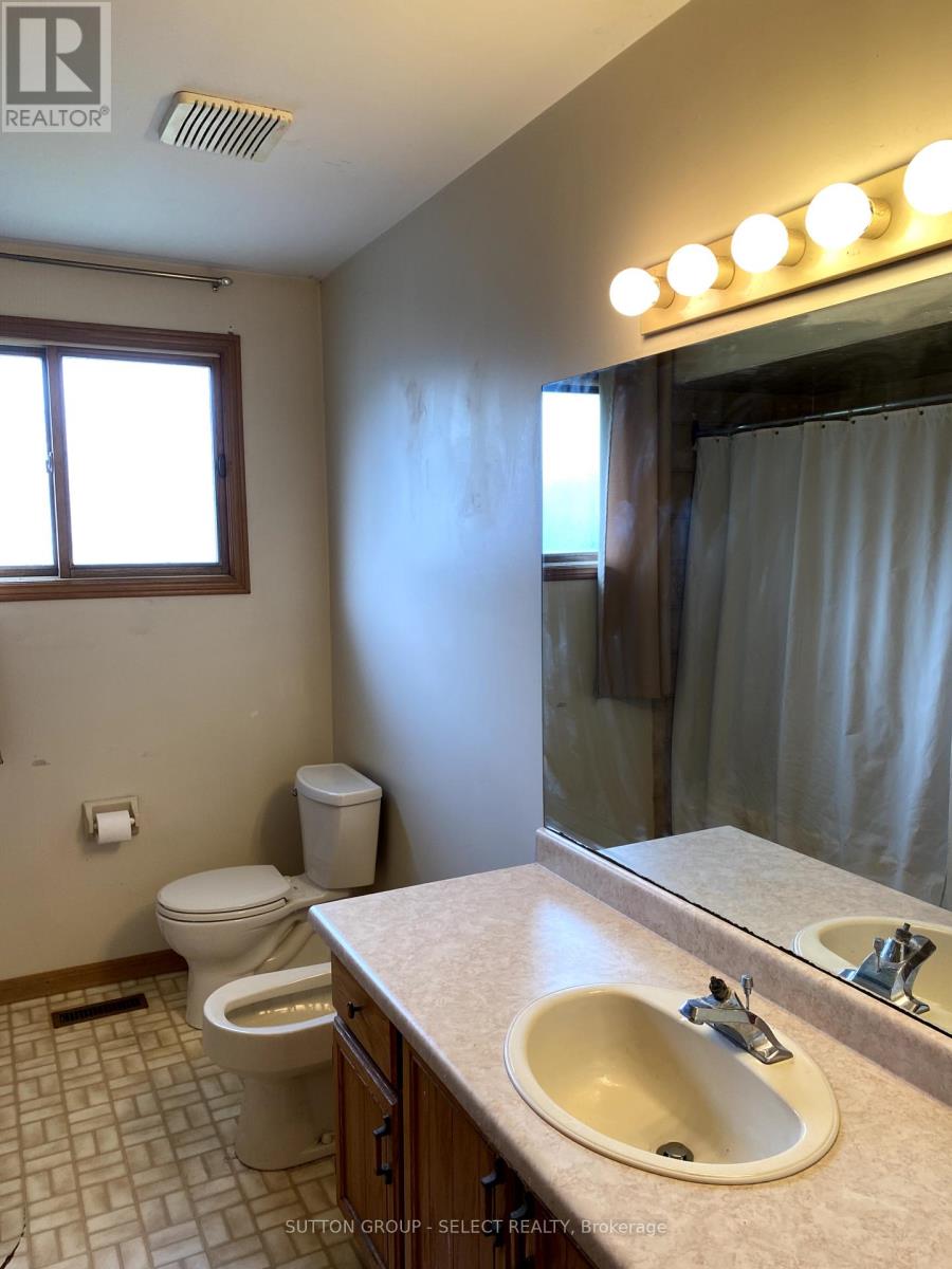 8579 Glendon Drive, Strathroy-Caradoc, Ontario  N0L 1W0 - Photo 11 - X12432502