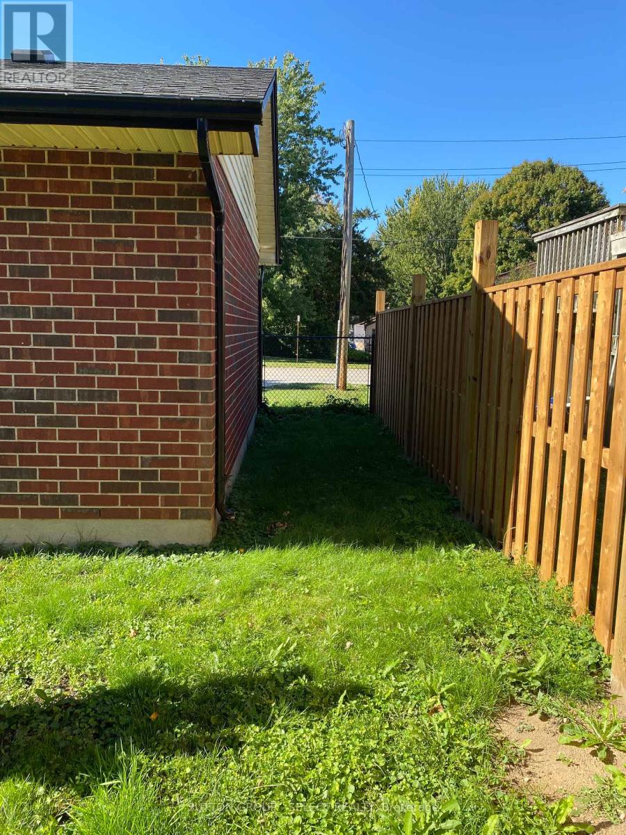 8579 Glendon Drive, Strathroy-Caradoc, Ontario  N0L 1W0 - Photo 31 - X12432502