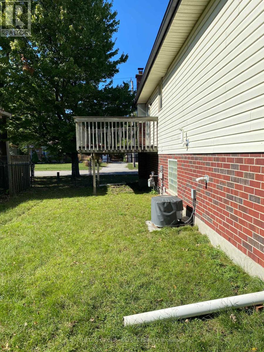 8579 Glendon Drive, Strathroy-Caradoc, Ontario  N0L 1W0 - Photo 32 - X12432502