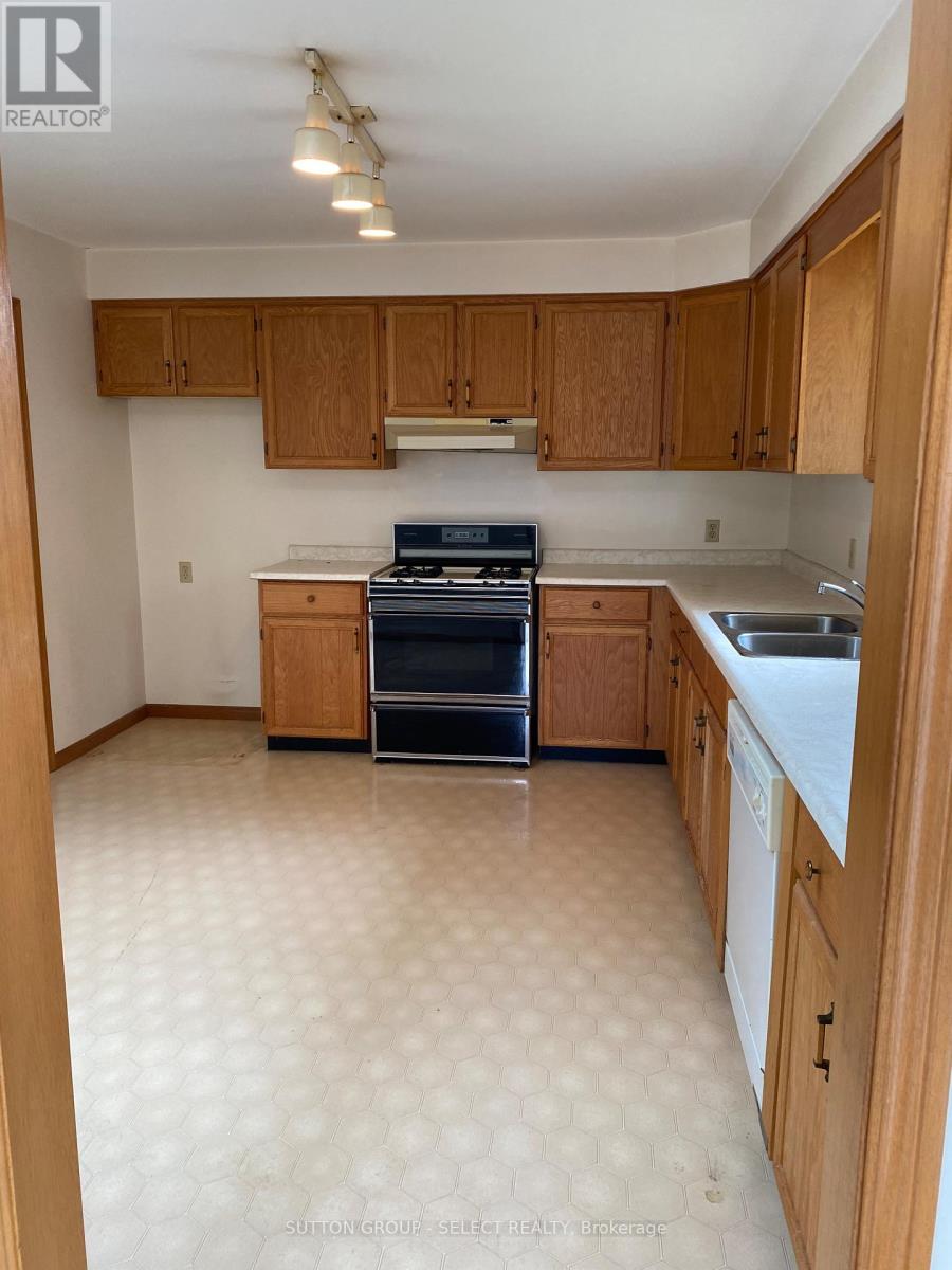 8579 Glendon Drive, Strathroy-Caradoc, Ontario  N0L 1W0 - Photo 9 - X12432502
