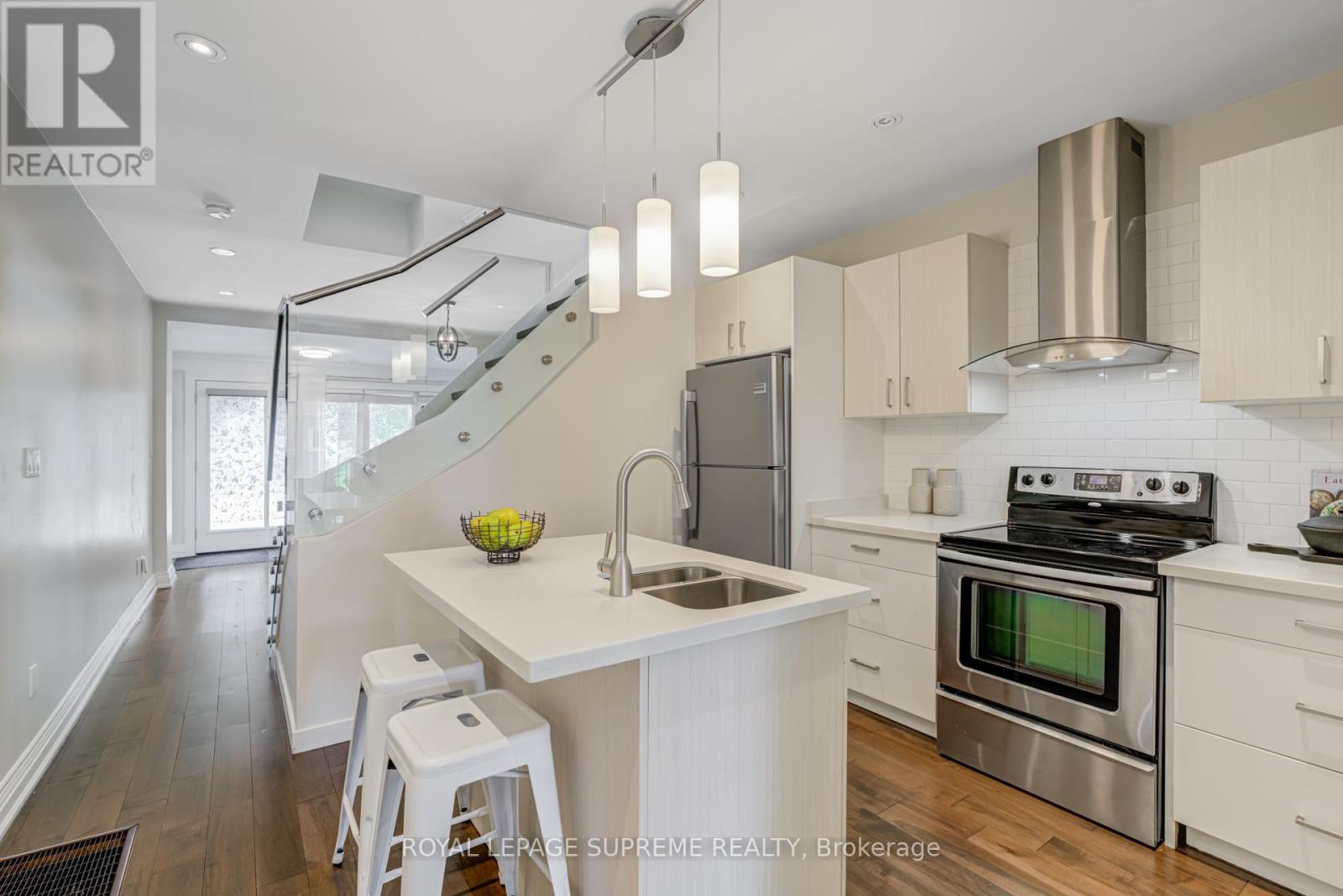 313 Cedarvale Avenue, Toronto, Ontario  M4C 4K3 - Photo 8 - E12433339