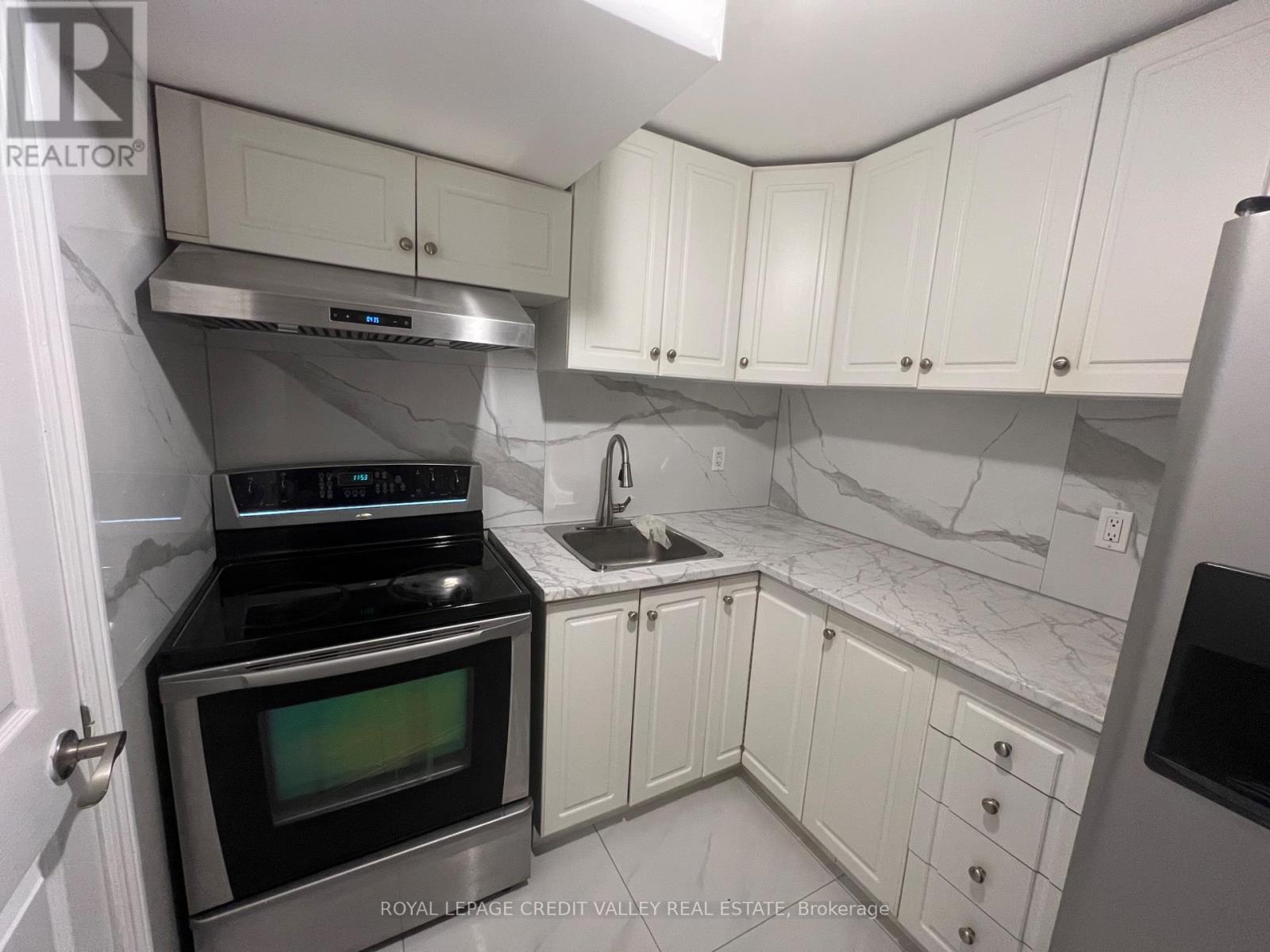 Bsmt - 7 Albright Road, Brampton, Ontario  L6X 5C8 - Photo 12 - W12433209