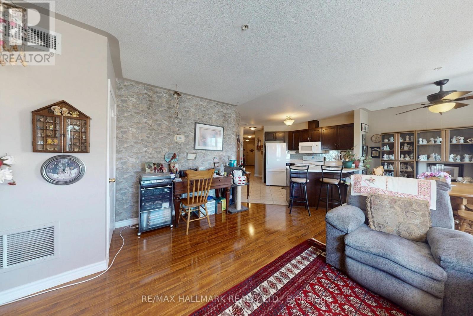 301 - 112 Simcoe Road, Bradford West Gwillimbury, Ontario  L3Z 1Y2 - Photo 5 - N12433354
