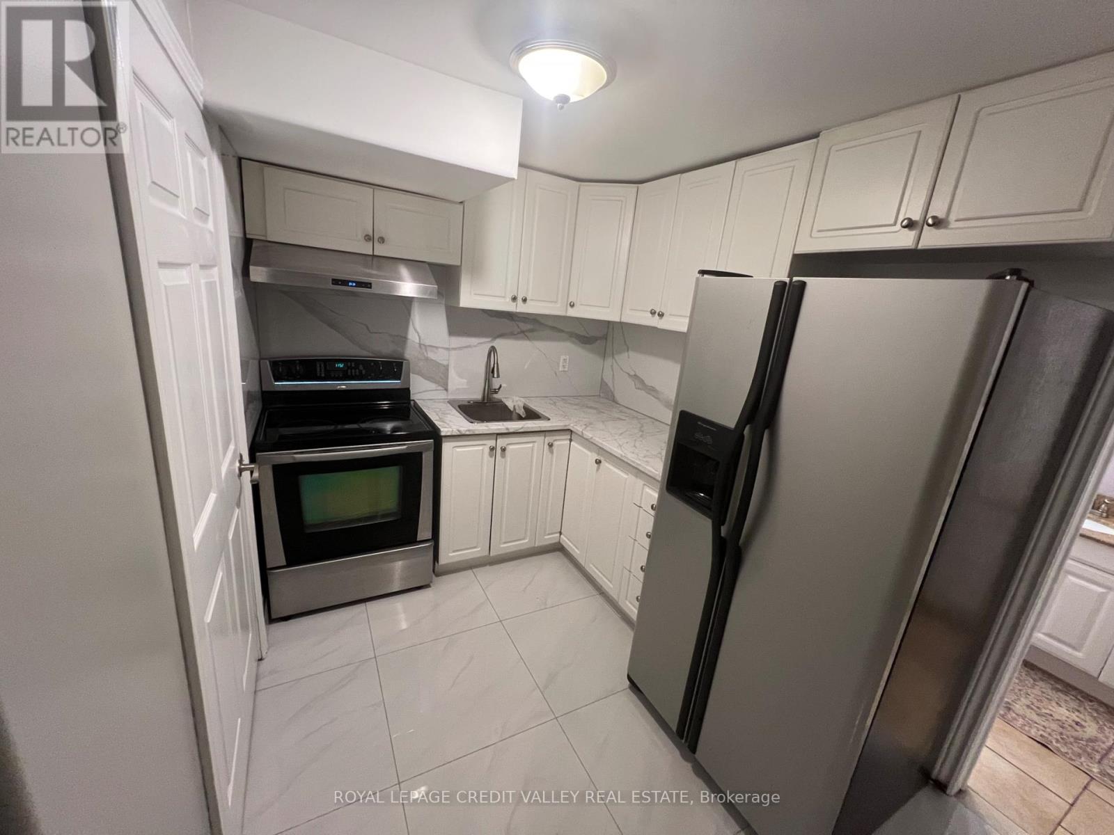 Bsmt - 7 Albright Road, Brampton, Ontario  L6X 5C8 - Photo 13 - W12433209
