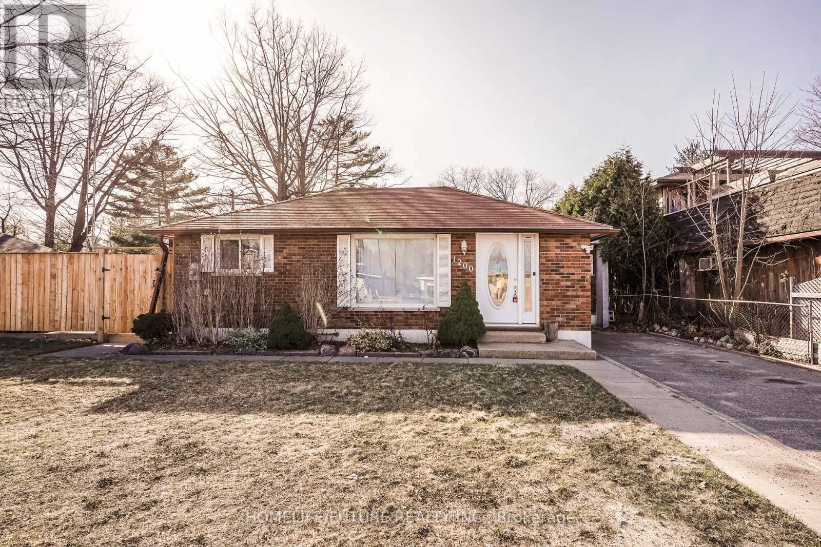 1200 Mosley Street, Wasaga Beach, Ontario  L9Z 2E7 - Photo 2 - S12433311