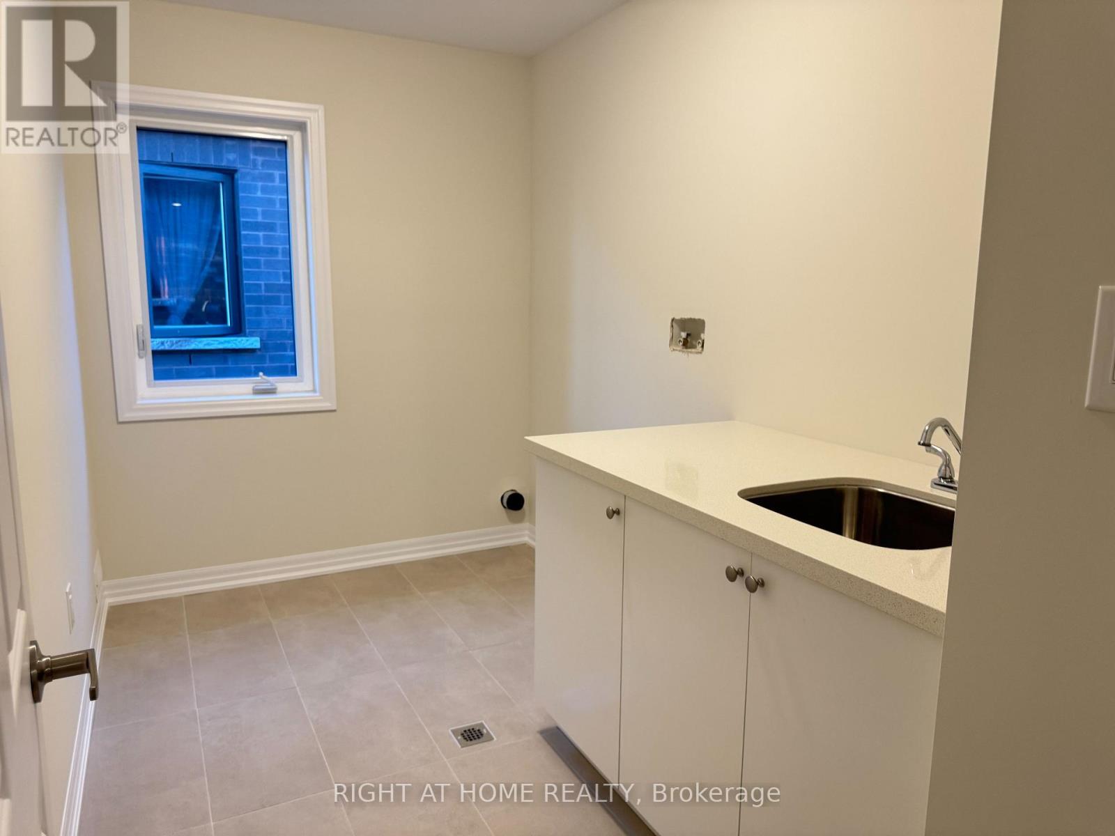 211 Sutherland Street S, Clearview, Ontario  L0M 1S0 - Photo 10 - S12433343