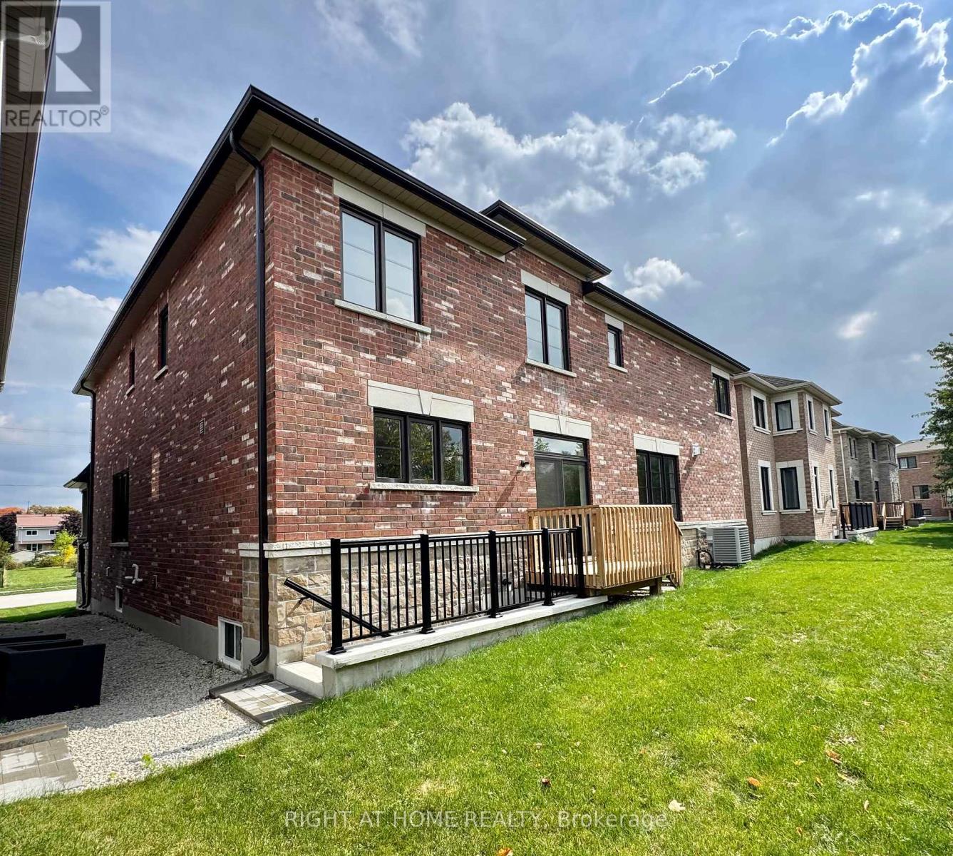 211 Sutherland Street S, Clearview, Ontario  L0M 1S0 - Photo 14 - S12433343