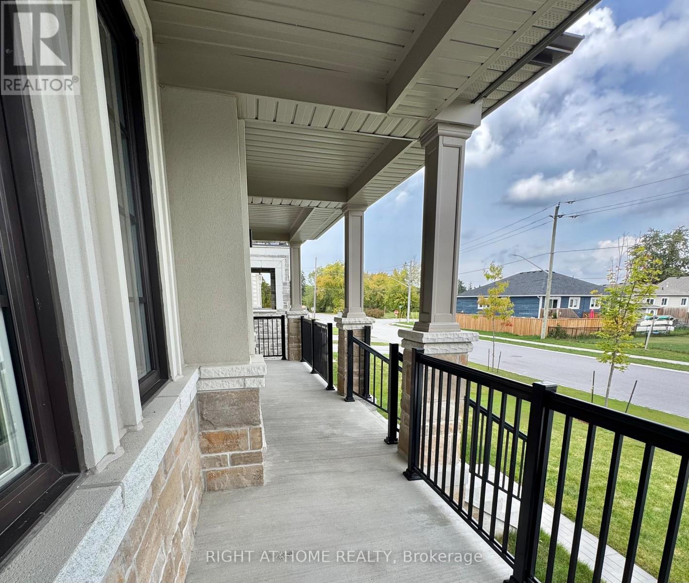 211 Sutherland Street S, Clearview, Ontario  L0M 1S0 - Photo 2 - S12433343