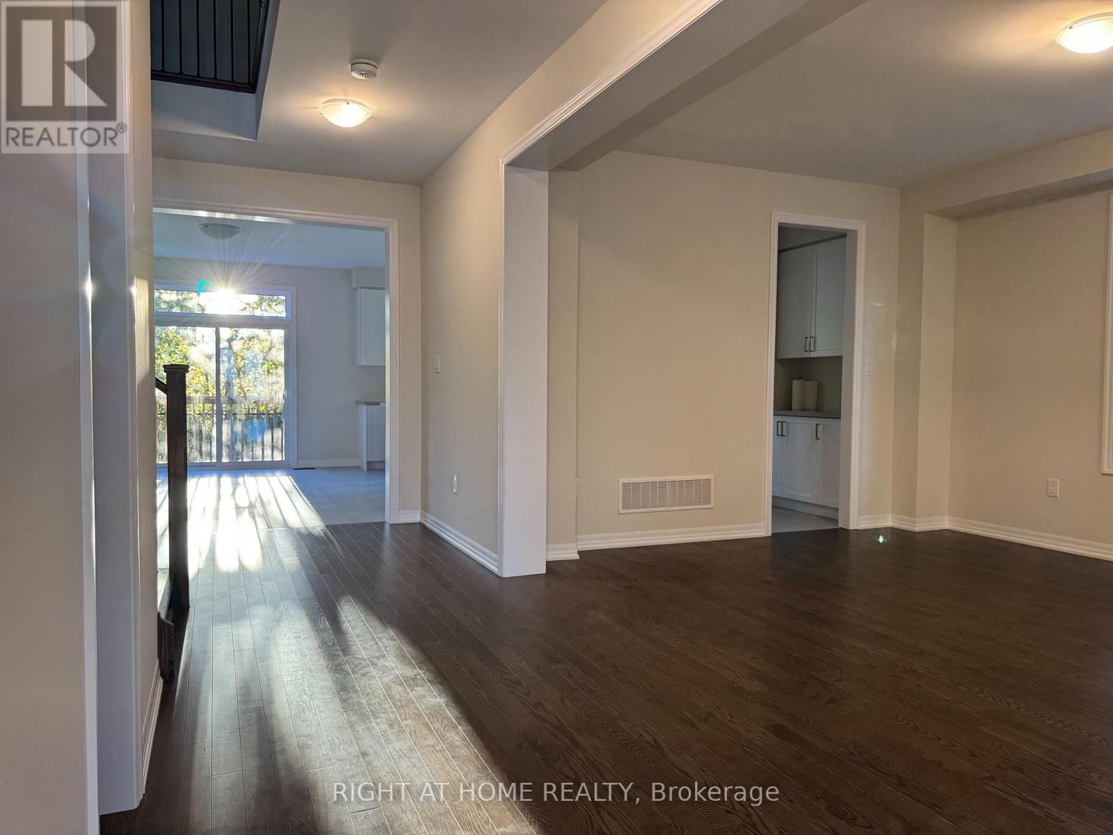 211 Sutherland Street S, Clearview, Ontario  L0M 1S0 - Photo 4 - S12433343