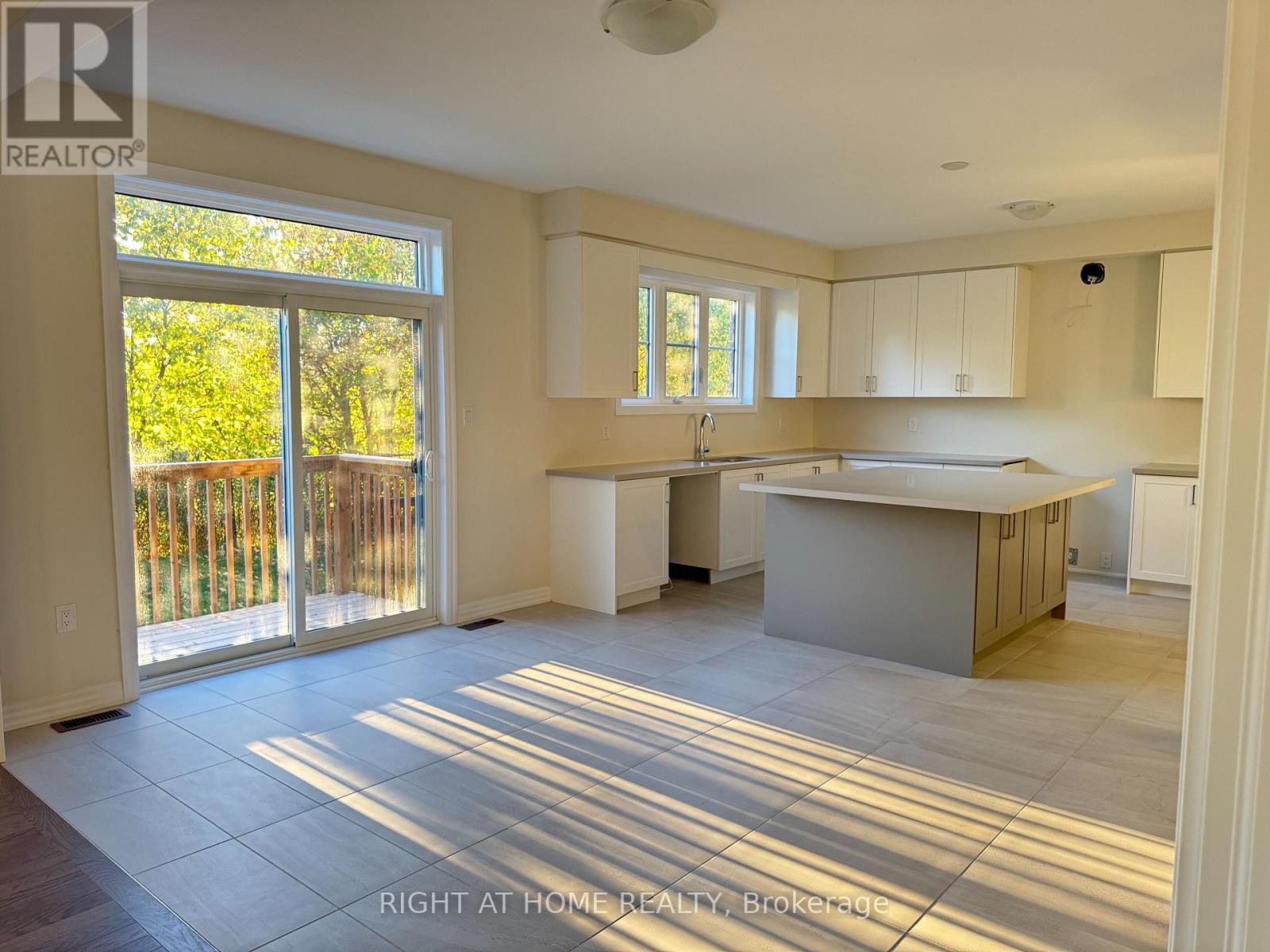 211 Sutherland Street S, Clearview, Ontario  L0M 1S0 - Photo 5 - S12433343