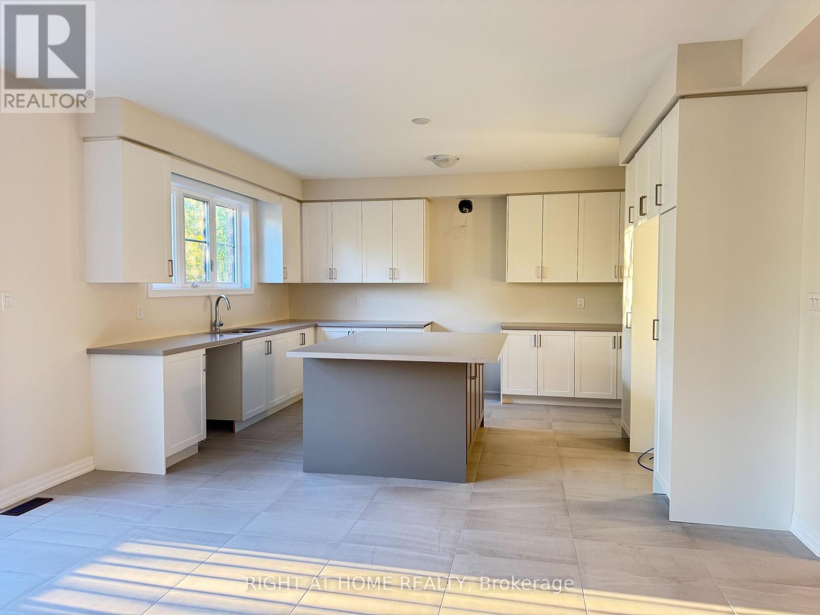 211 Sutherland Street S, Clearview, Ontario  L0M 1S0 - Photo 7 - S12433343