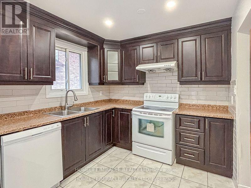 3485 Oakglade Crescent, Mississauga, Ontario  L5C 1X4 - Photo 10 - W12433305