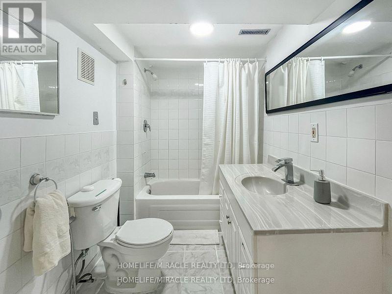 3485 Oakglade Crescent, Mississauga, Ontario  L5C 1X4 - Photo 25 - W12433305