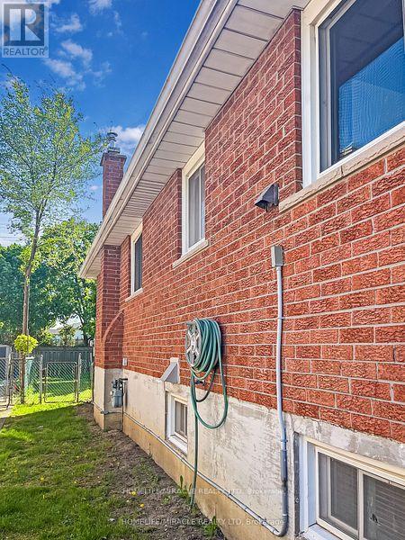 3485 Oakglade Crescent, Mississauga, Ontario  L5C 1X4 - Photo 31 - W12433305