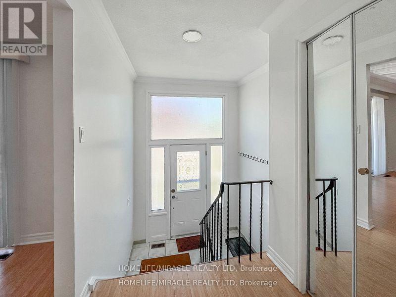 3485 Oakglade Crescent, Mississauga, Ontario  L5C 1X4 - Photo 6 - W12433305