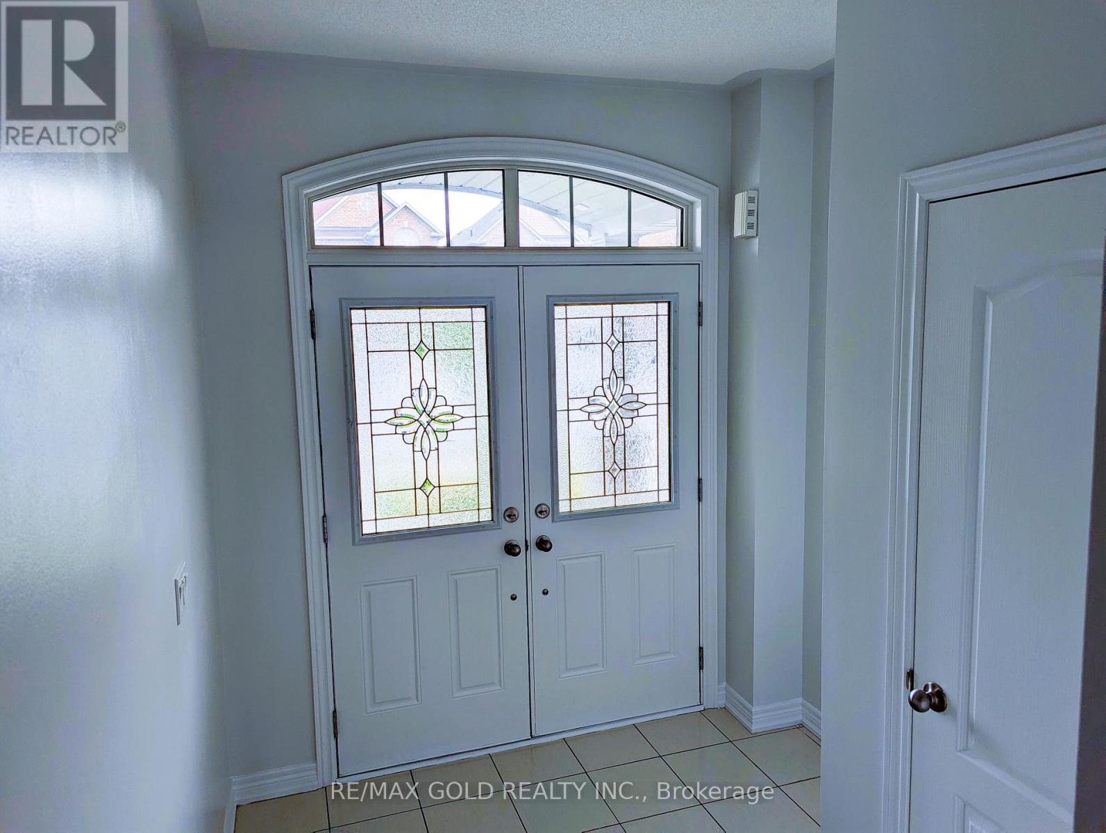 26 Long Branch Trail, Brampton, Ontario  L6P 3S4 - Photo 2 - W12433349