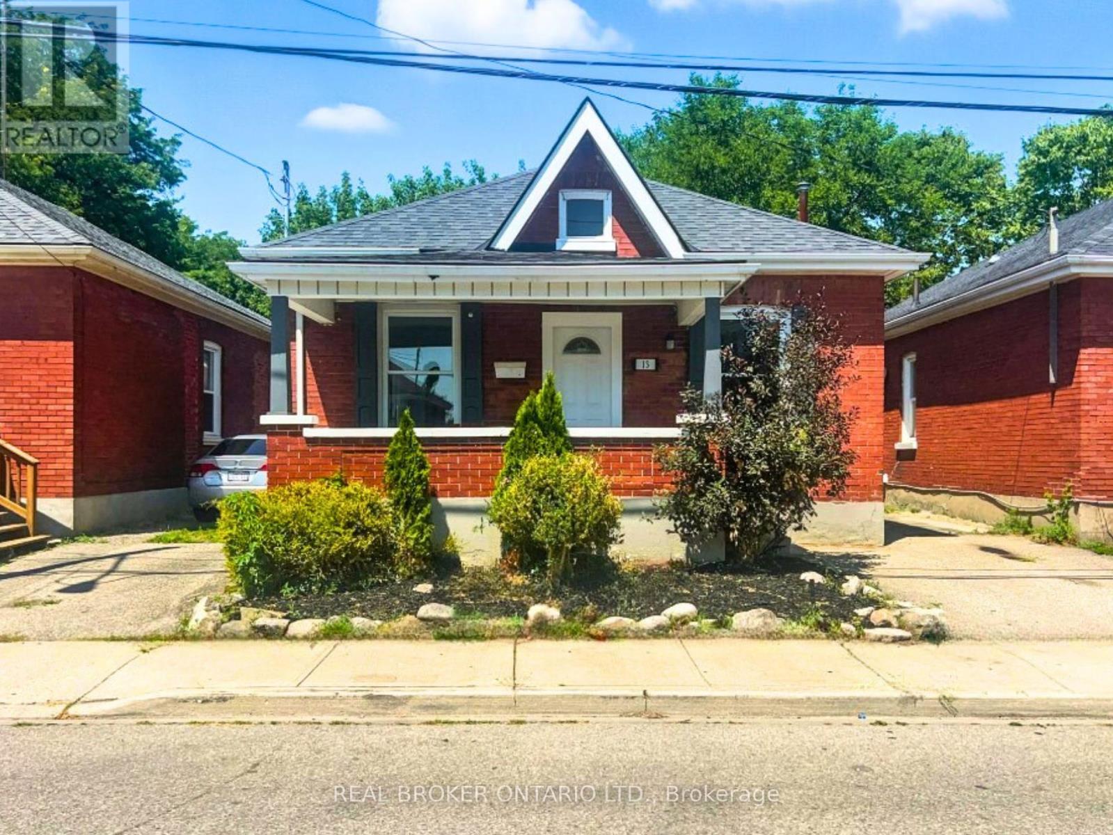 13 SALISBURY AVENUE, Brantford, Ontario