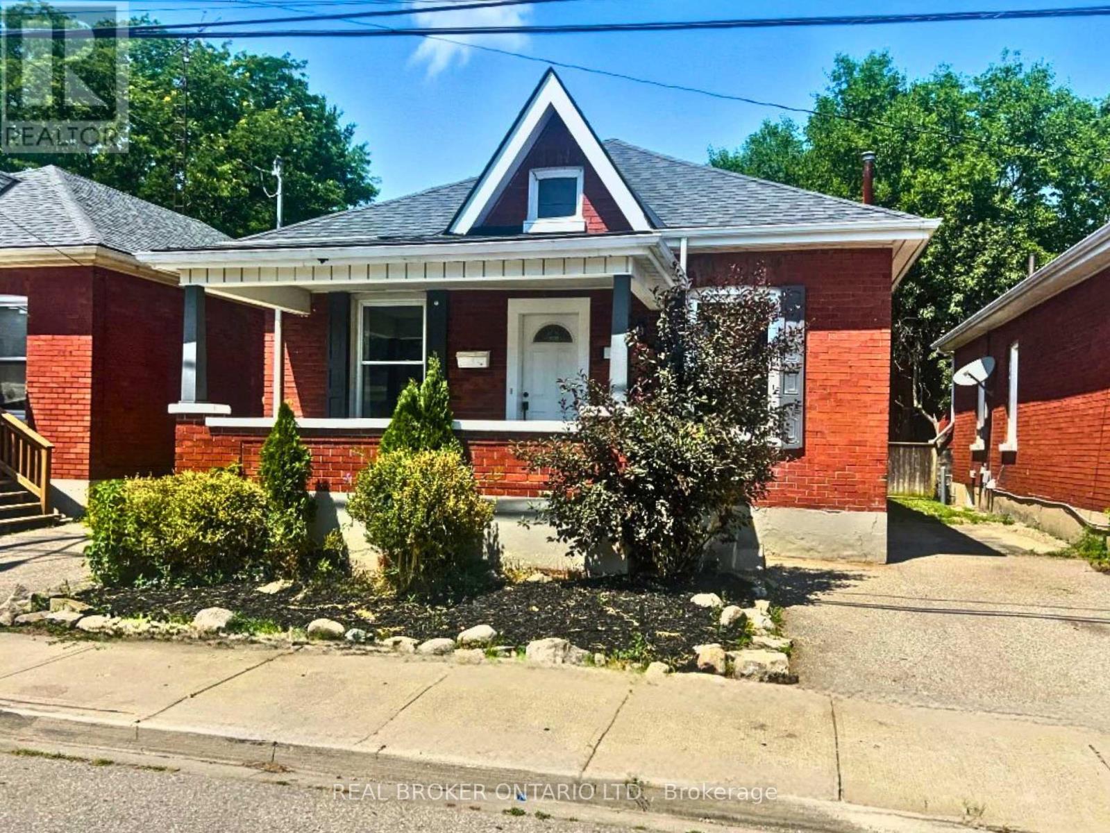 13 Salisbury Avenue, Brantford, Ontario  N3S 1M6 - Photo 2 - X12433337