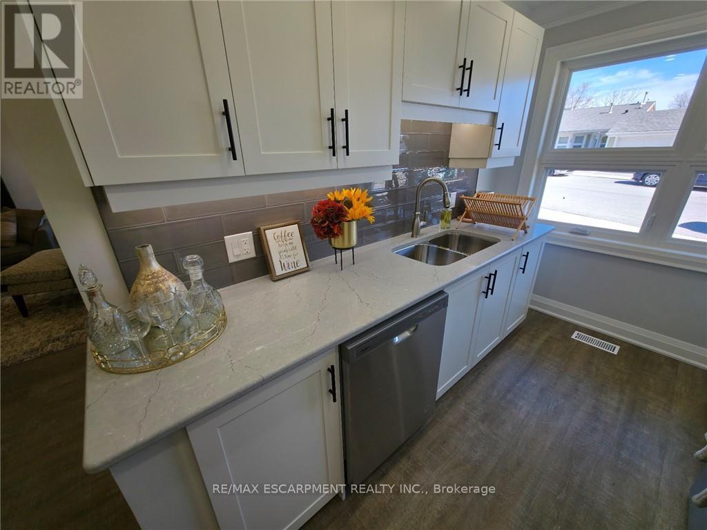 40 Szollosy Circle, Hamilton, Ontario  L9B 1T8 - Photo 7 - X12433355