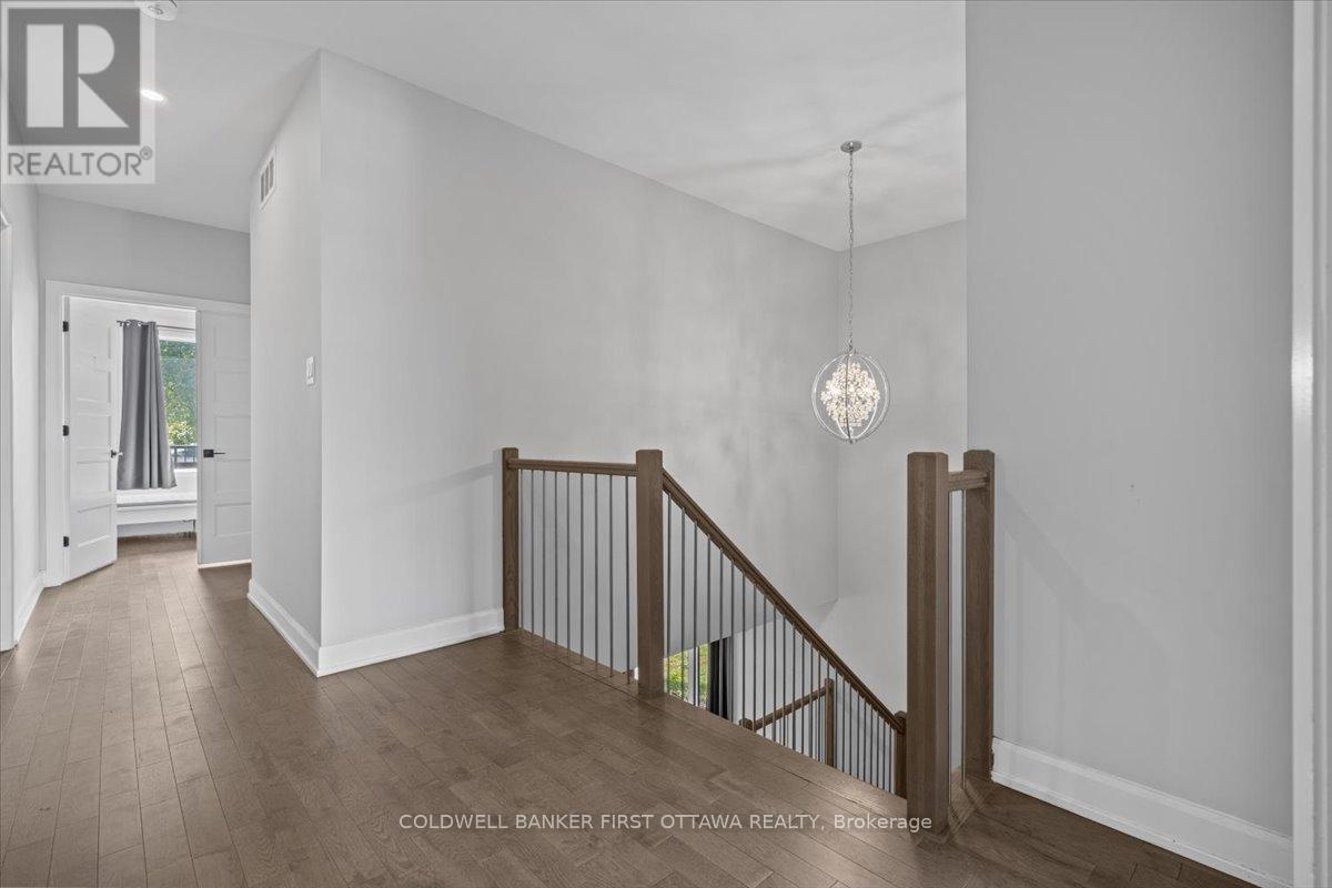 562 Queen Mary Street, Ottawa, Ontario  K1K 1W1 - Photo 12 - X12433377