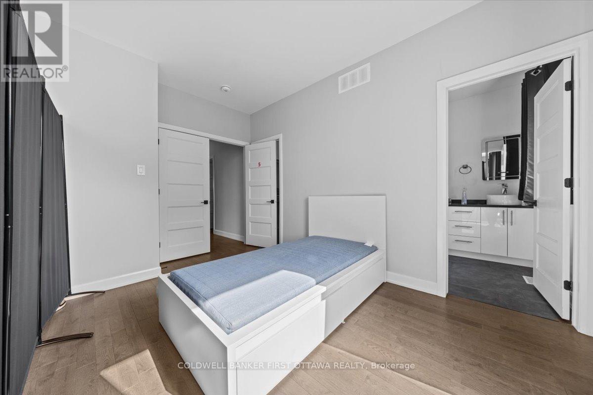 562 Queen Mary Street, Ottawa, Ontario  K1K 1W1 - Photo 21 - X12433377
