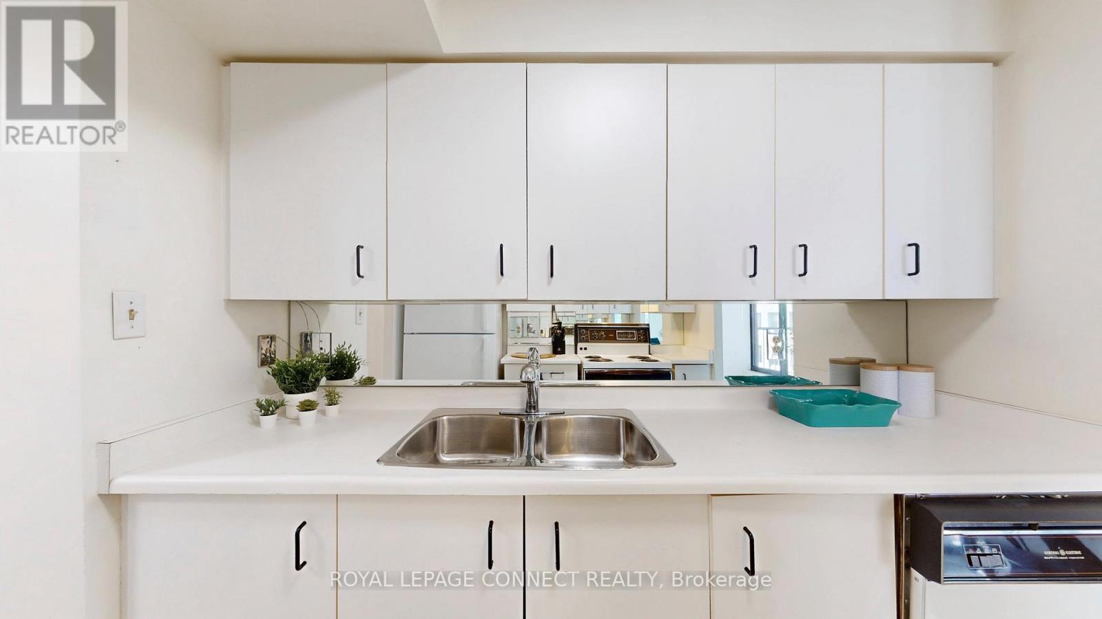 1002 - 47 St Clair Avenue W, Toronto, Ontario  M4V 3A5 - Photo 24 - C12433368