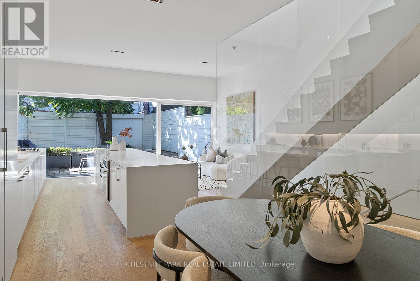 82 Robert Street, Toronto, Ontario  M5S 2K3 - Photo 2 - C12432219