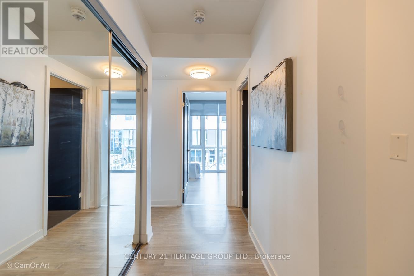 1001 - 27 Bathurst Street, Toronto, Ontario  M5V 0R1 - Photo 2 - C12433358