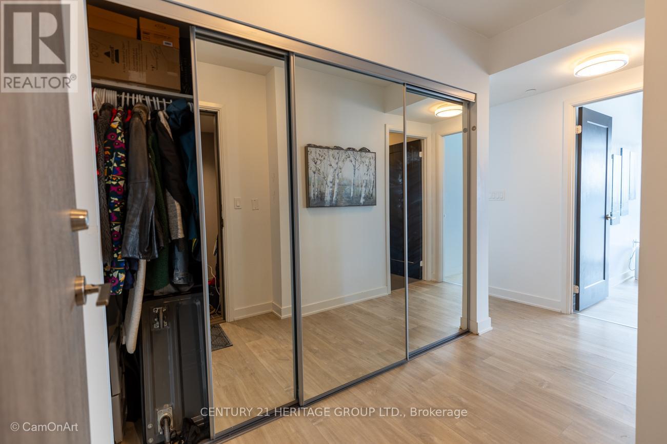 1001 - 27 Bathurst Street, Toronto, Ontario  M5V 0R1 - Photo 3 - C12433358