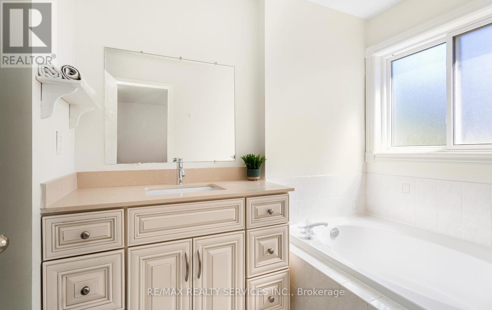 3912 Zenith Court, Mississauga, Ontario  L5N 7H7 - Photo 24 - W12433364