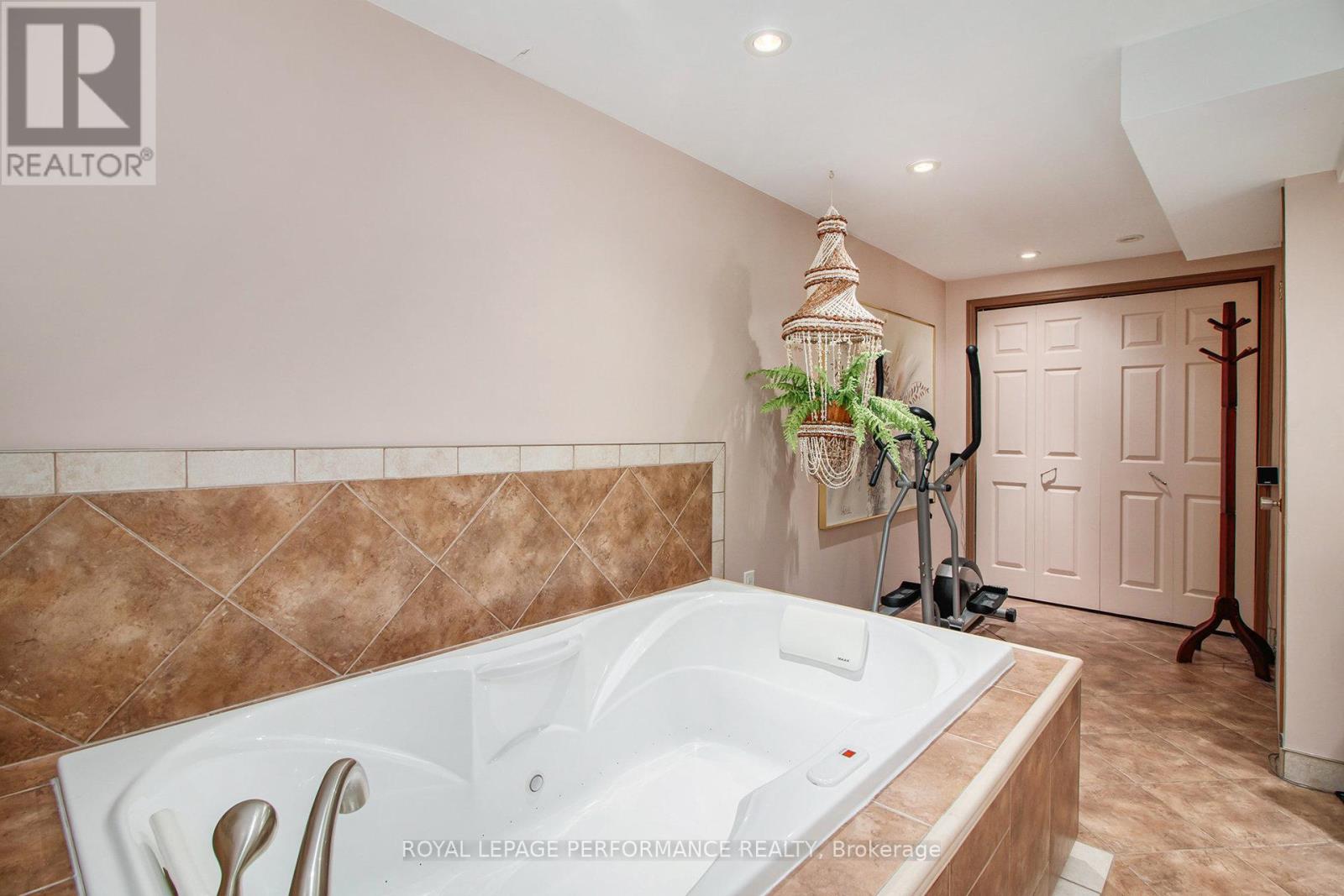 170 Midsummer Terrace, Ottawa, Ontario  K1E 3V6 - Photo 23 - X12433414