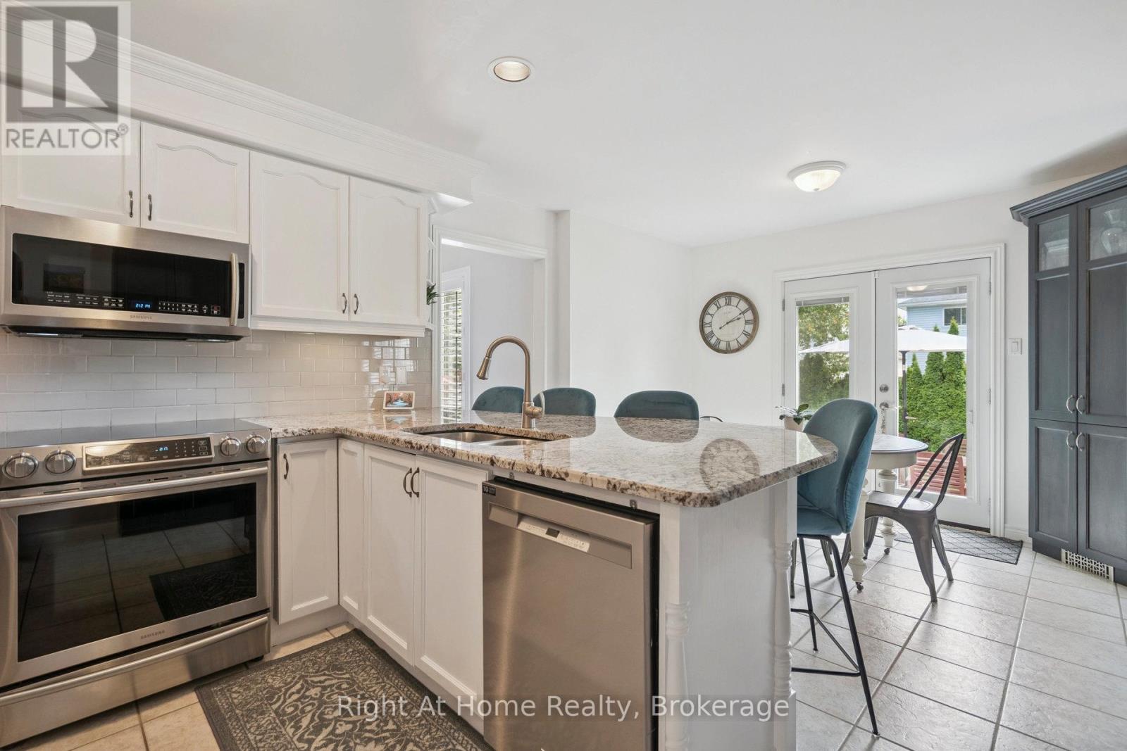 20 Scottswood Lane, Haldimand, Ontario  N3W 2M4 - Photo 10 - X12433388