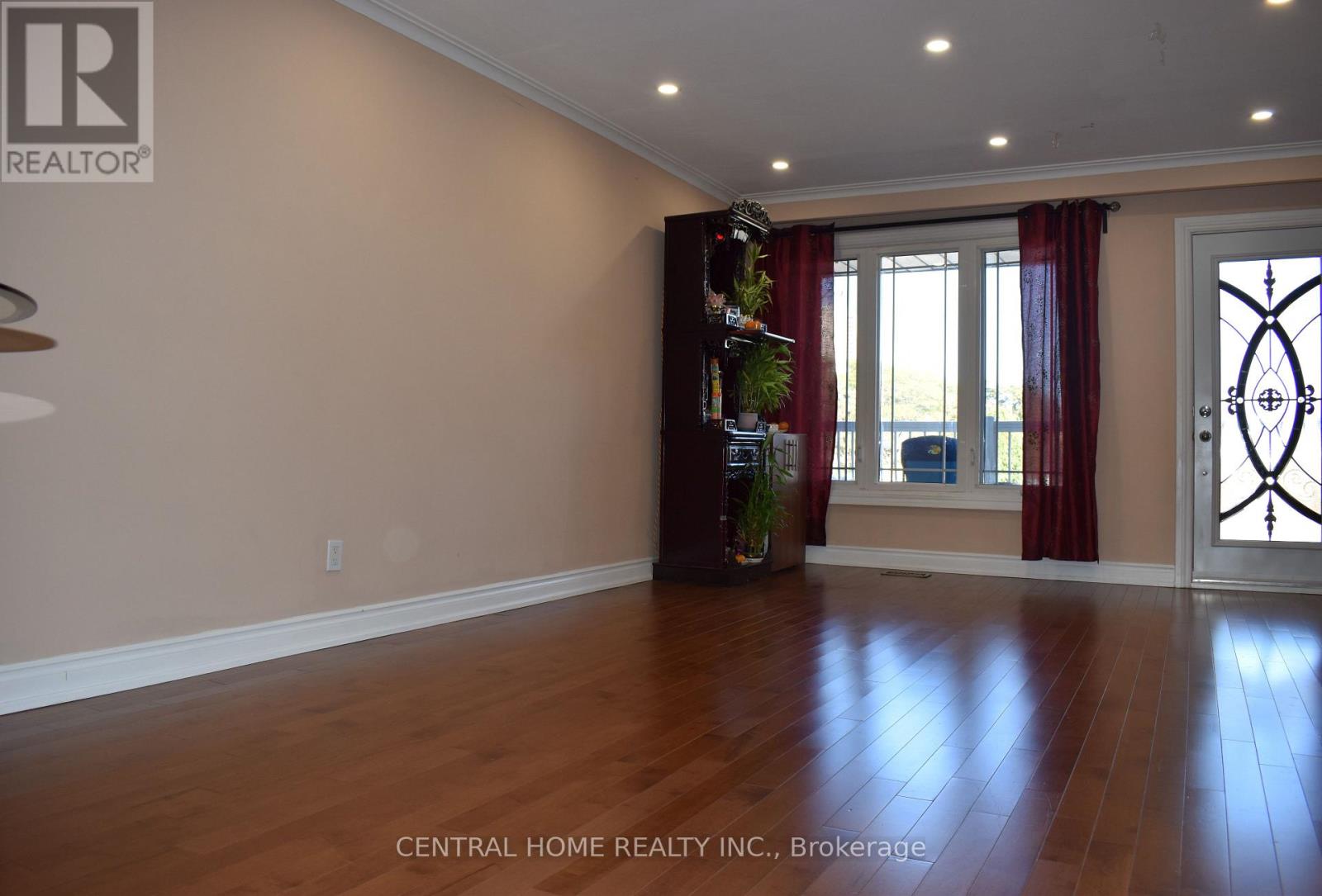 59 Blaney Crescent, Toronto, Ontario  M3N 1L3 - Photo 5 - W12433356