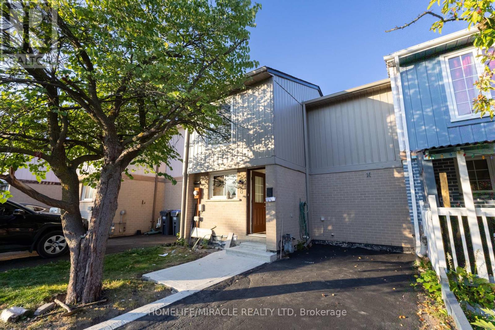 8 Grand Valley Drive, Brampton, Ontario  L6S 2L1 - Photo 2 - W12433393