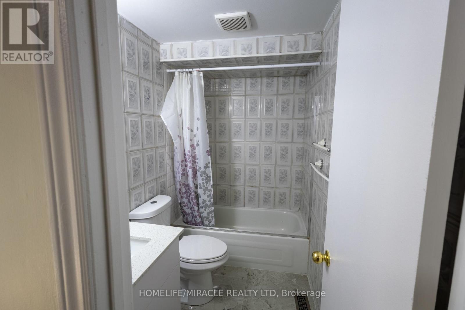 8 Grand Valley Drive, Brampton, Ontario  L6S 2L1 - Photo 21 - W12433393