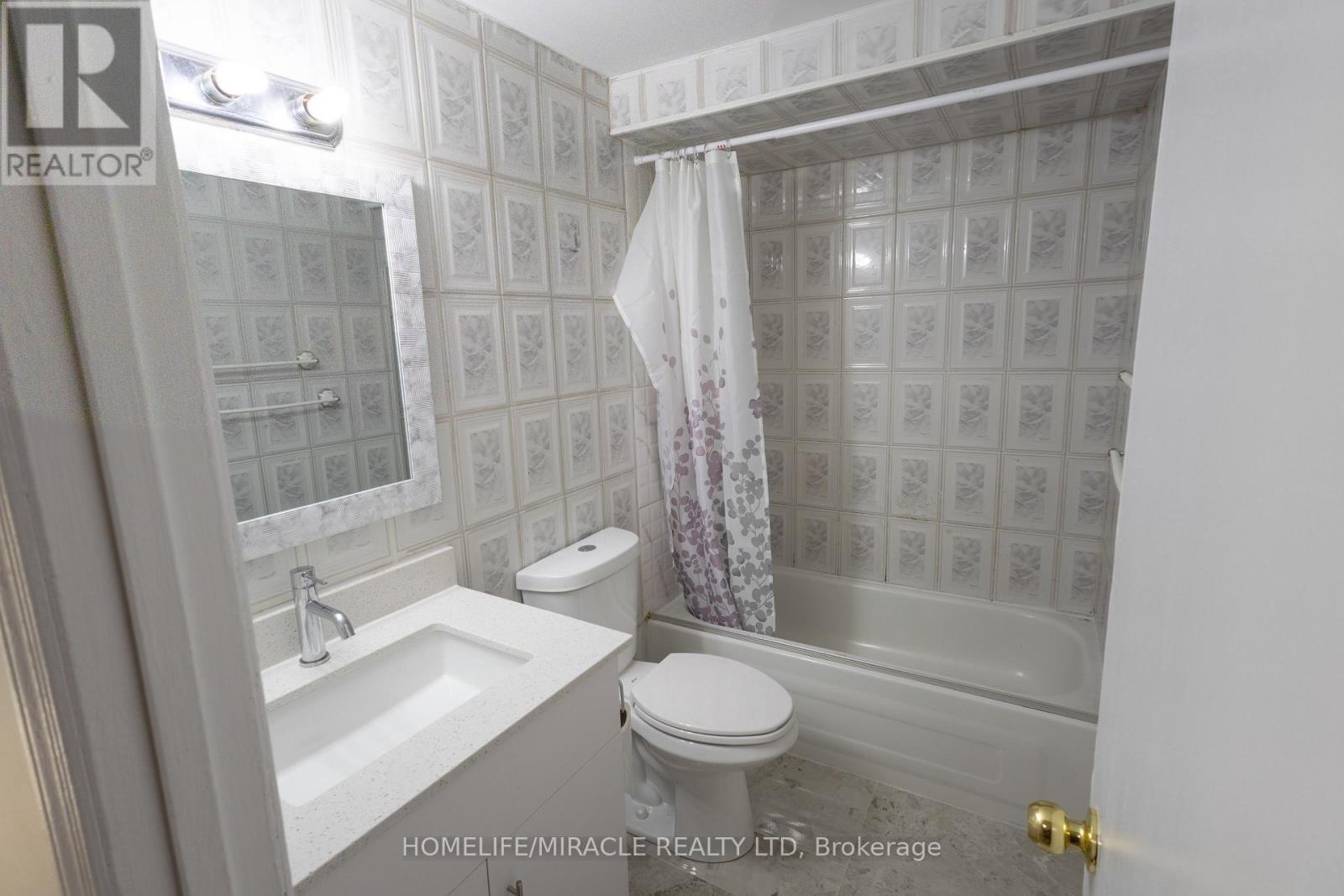 8 Grand Valley Drive, Brampton, Ontario  L6S 2L1 - Photo 22 - W12433393