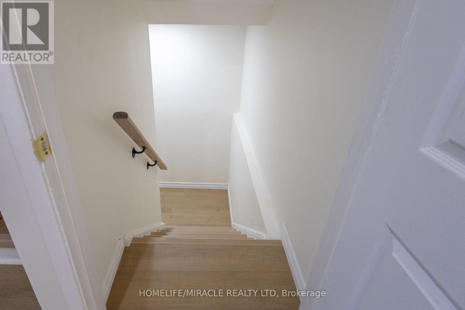 8 Grand Valley Drive, Brampton, Ontario  L6S 2L1 - Photo 24 - W12433393