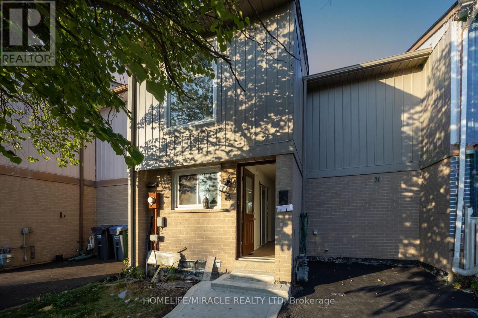 8 Grand Valley Drive, Brampton, Ontario  L6S 2L1 - Photo 33 - W12433393